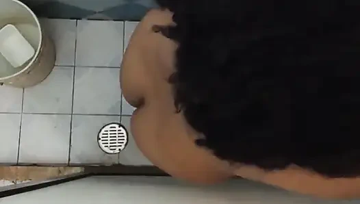 Cep telefonumu baldızımın banyosuna koydum ve o fark etmeden kaydettim