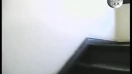 Ateşli sarışın kadın yatakta soyunduktan sonra kendini sikiyor