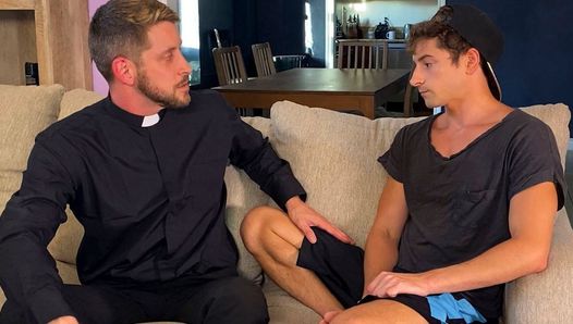 Joven colegial católico follado por un sacerdote mientras confiesa
