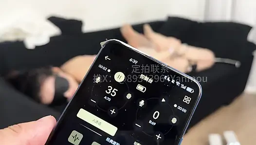 Der Höhepunkt der Handschellen auf dem Sofa