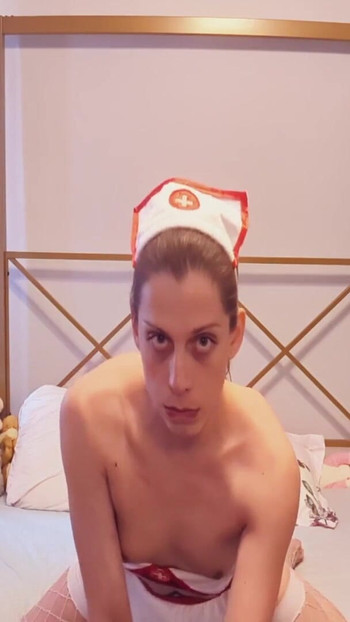 "Sissy 간호사 Kitty가 사정할 때까지 타는" 스릴 넘치는 순간
