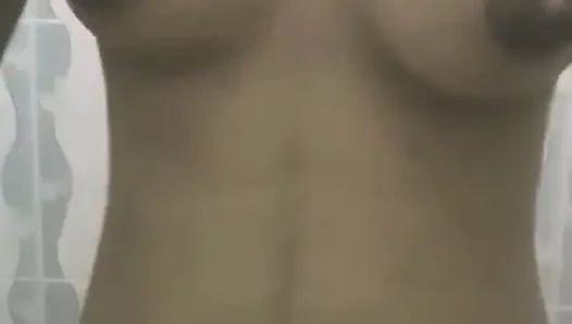 Горячая девушка дези принимает ванну и трахает себя пальцами