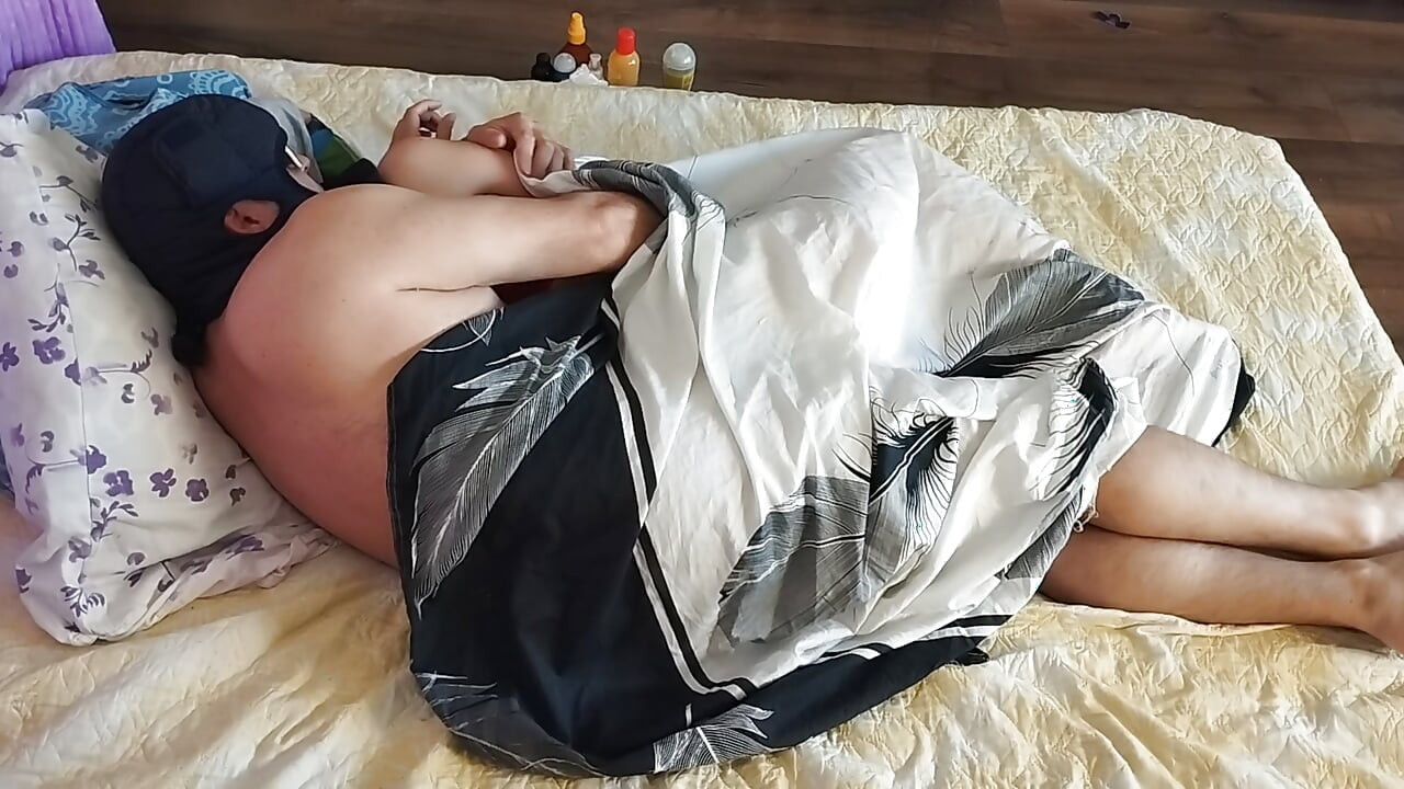 Sensual massage of a hot amateur couple with oil on the body. The woman masturbates me until I do.