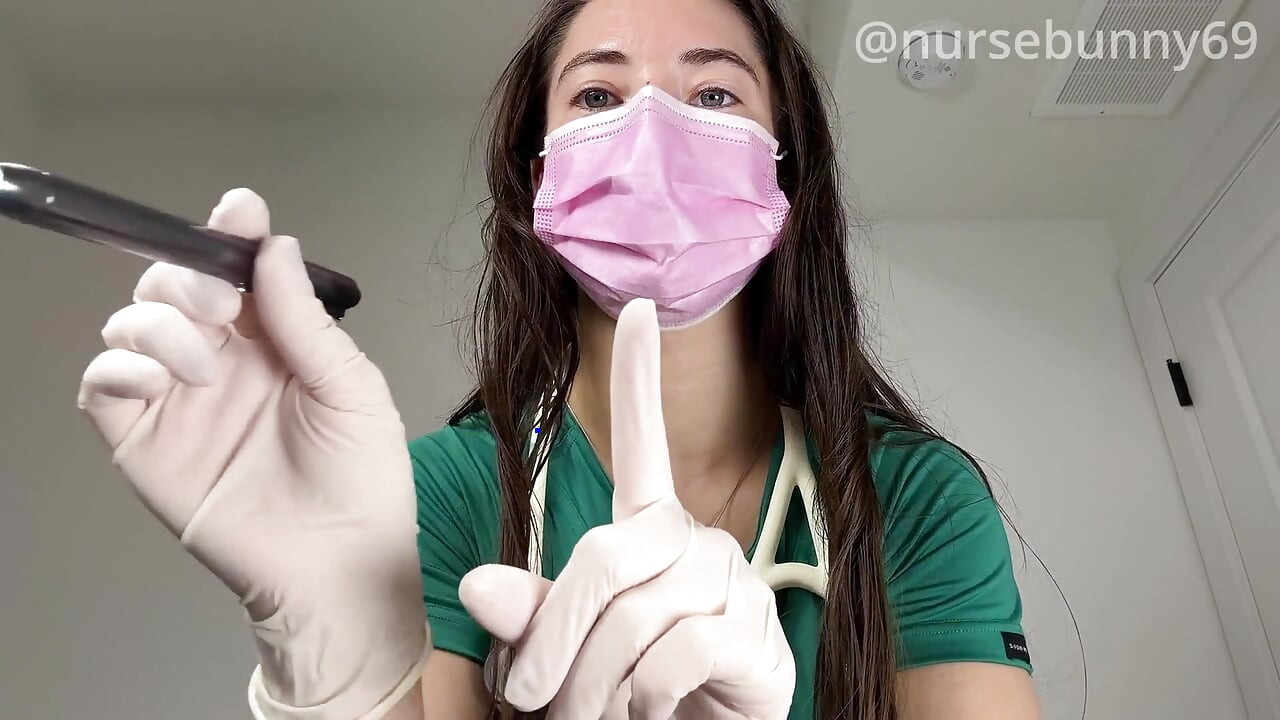 POV - สอบทางกายภาพอย่างมืออาชีพในชุดขัดผิวสีเขียว