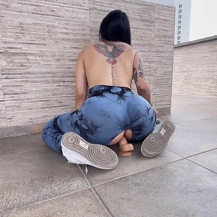 I Fuck a Nice Dick While Working Out and Tear My Leggings