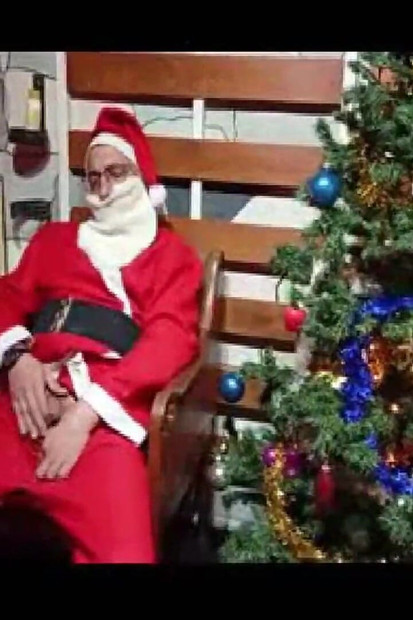 圣诞老人在2025年圣诞节抚摸自己