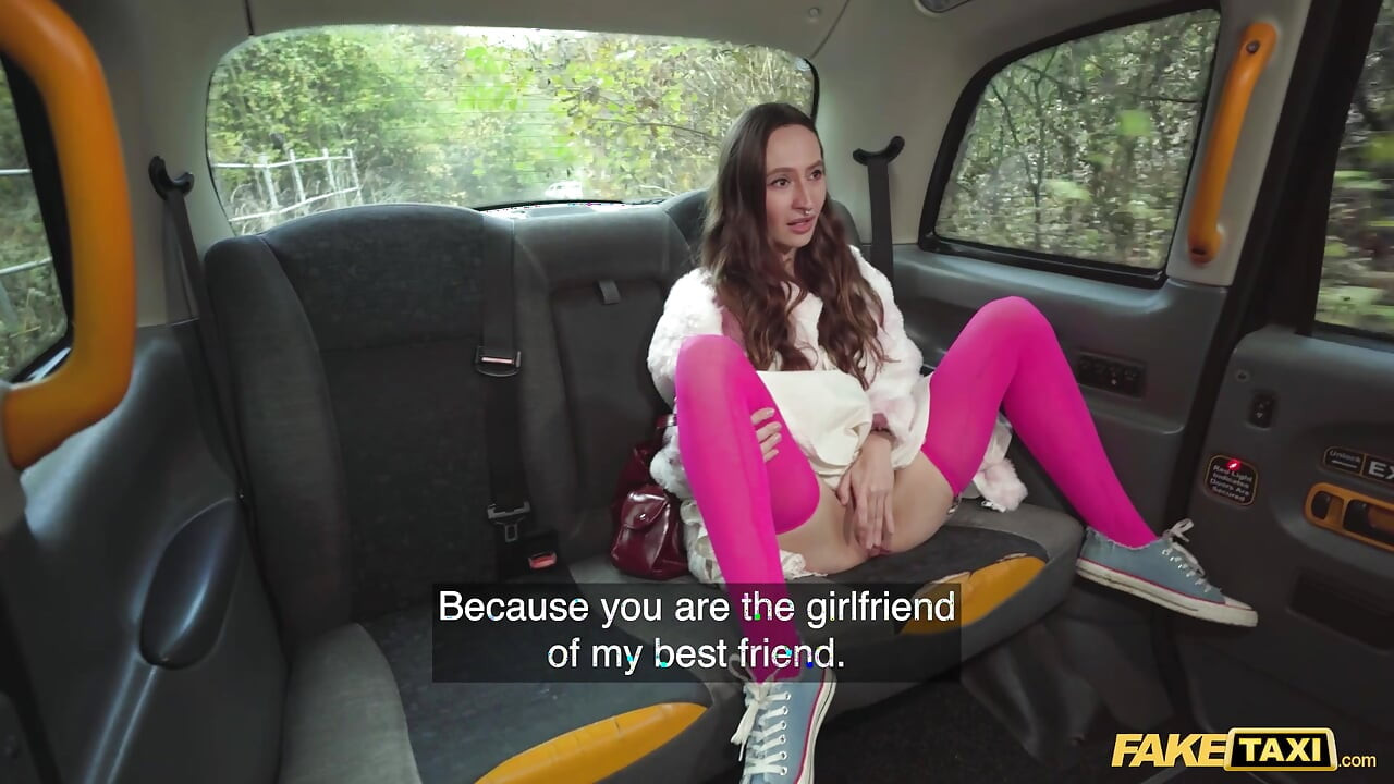 Mi mejor amiga novia me dio su coño como regalo de cumpleaños - fake taxi