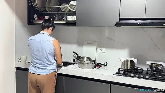 Ngentot penuh gairah di dapur sama istri semok latina dengan memek merah muda!