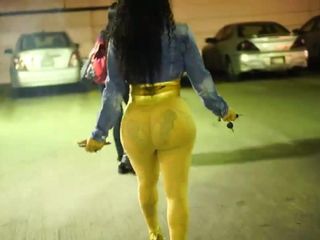 Pantyhose kulit hitam pantat besar berjalan di tempat parkir dan hotel