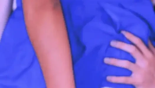 Gadis sekolah menggoda saudara tirinya dan melompat ke kontolnya yang keras
