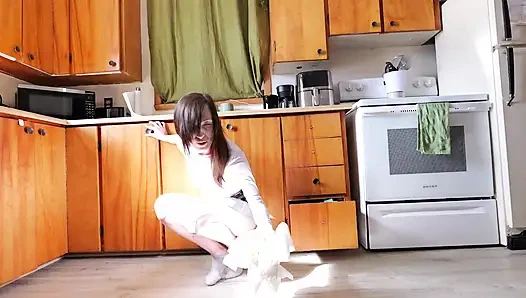 Stepdaughter gets STUCK, Stepdad helps (WARNING - Massive SQUIRTS)