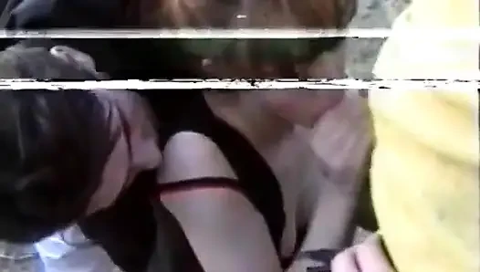 Pasangan kekasih ini ngentot di kursi belakang taksi!