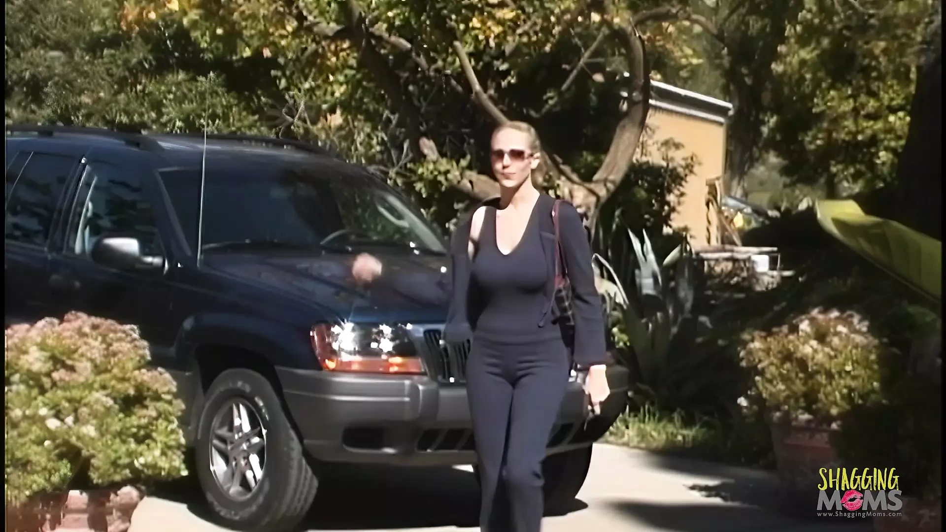 Madura em lingerie preta faz um boquete para um pau grande e fode duro