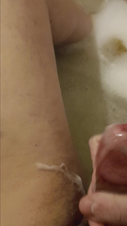 Ejaculate qur my thigh.