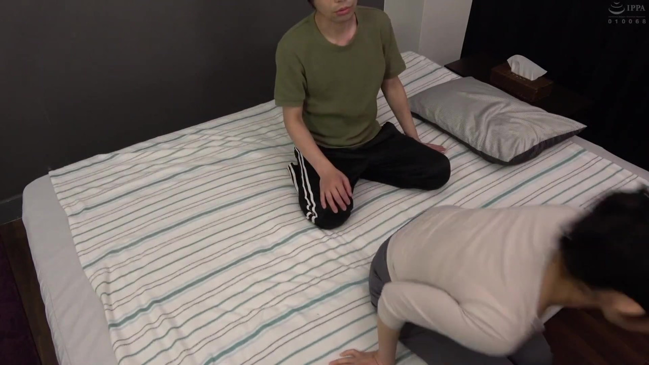 息子が母親の体をマッサージ中にズボンを下げて半ケツにしたら… - Part.1