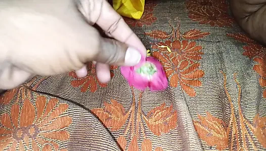 Heiße romantik mit blumen in süßer und nasser muschi