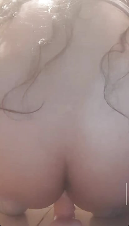 Моя улюблена іграшка повністю наповнює мою дупу.