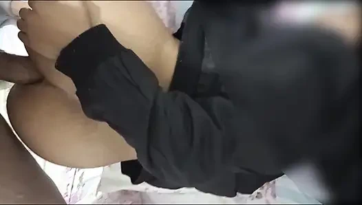 Verheiratete frau lässt ihren arsch frei und bittet, ihr gesicht nicht zu zeigen, damit cuckold es nicht sieht