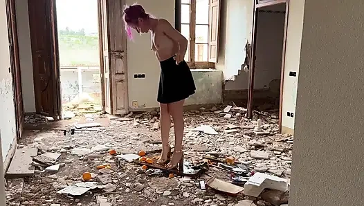 Dihancurkan di bawah sepatu hak tinggi