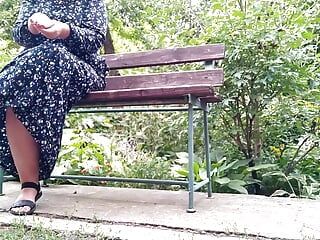 Une branlette dehors dans le parc avec ma belle-mère s’est transformée en éjaculation magnifique et puissante