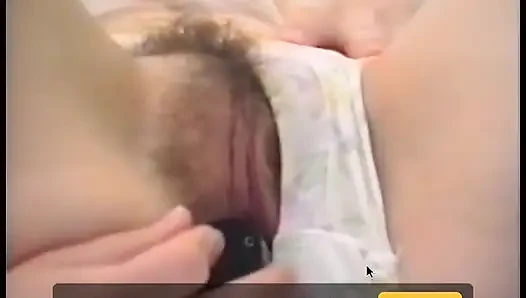 Azgın tatlı kız sıkı amına dildo sürmeyi seviyor