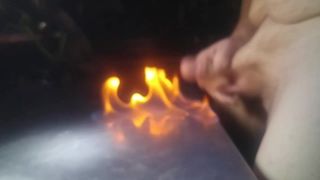 Golpeando mi polla en el fuego!