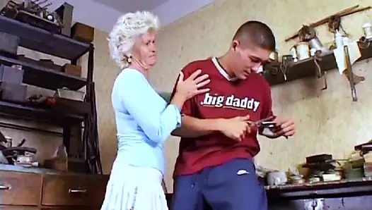 Behaarte muschi, blonde milf mit dickem arsch gefickt ... in den mund kommen