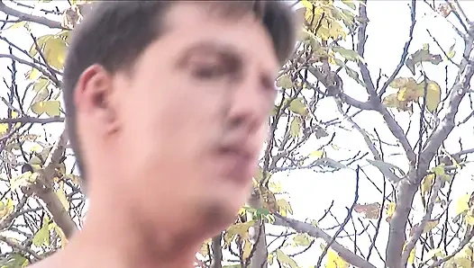 Küçük memeli güzellik açık havada adamın yarağına biniyor