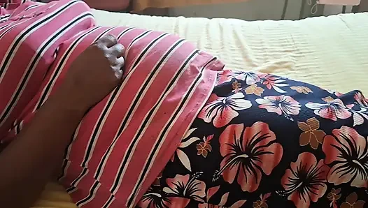 Milf ibu tiri saat beristirahat di tempat tidur