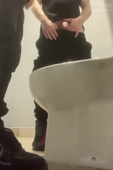 Teman-teman amatir kencing bareng-bareng di toilet klub malam