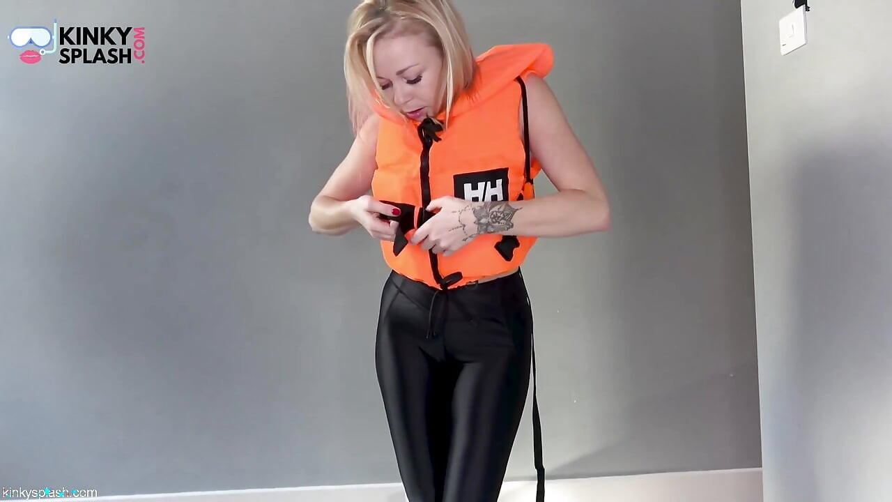 Asmr flytväst Fetisch bekännelse i blanka leggings