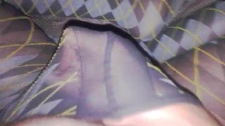Ejaculação nas meias de nylon estampadas de Monica