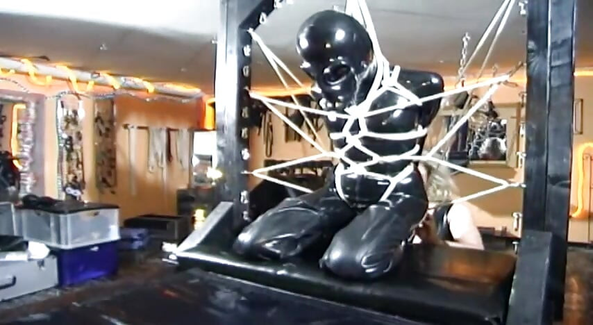 Ekstremni bondage za lateks fetiš kurvu