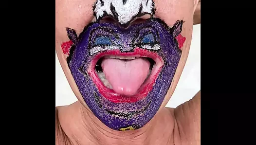 Stiefsohn neckt stiefmutter mit großem schwanz, blowjob.