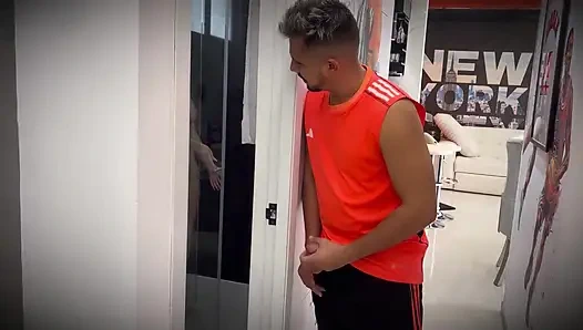 Baldız sikiştiğimizi duyuyor ve sonunda katılıyor - bana pembe ve sıkı amcığını veriyor