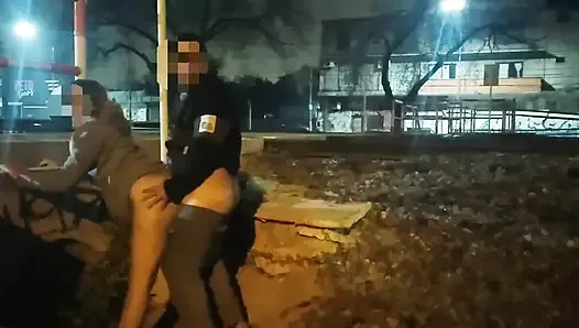 Une fille s’exhibe à poil dans la rue en se faisant baiser en public par des voyeurs et surprise par la police