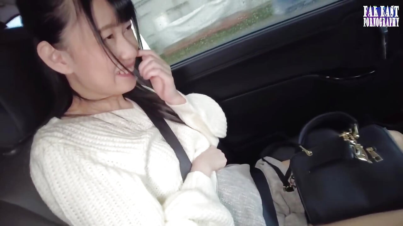 Zarte gulp-glückseligkeit mit einer winzigen kurve, dunkelhaarige necken bei einem süßen oralen date teil.1