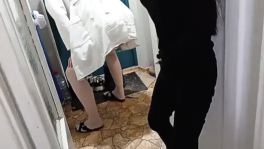 Ich habe meinen arzt beim masturbieren erwischt und ihm beim abspritzen geholfen