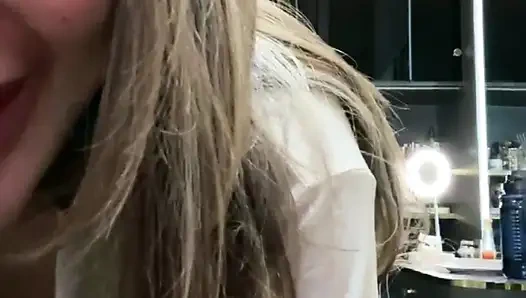 Endonezyalı popüler model soyunuyor