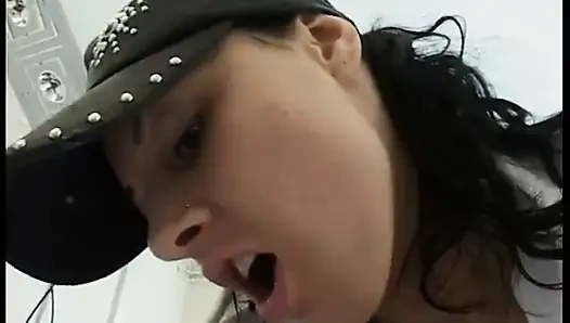 Brunette Dominan Mendorong Pirang Pemalu Untuk Berhubungan Seks Mulut