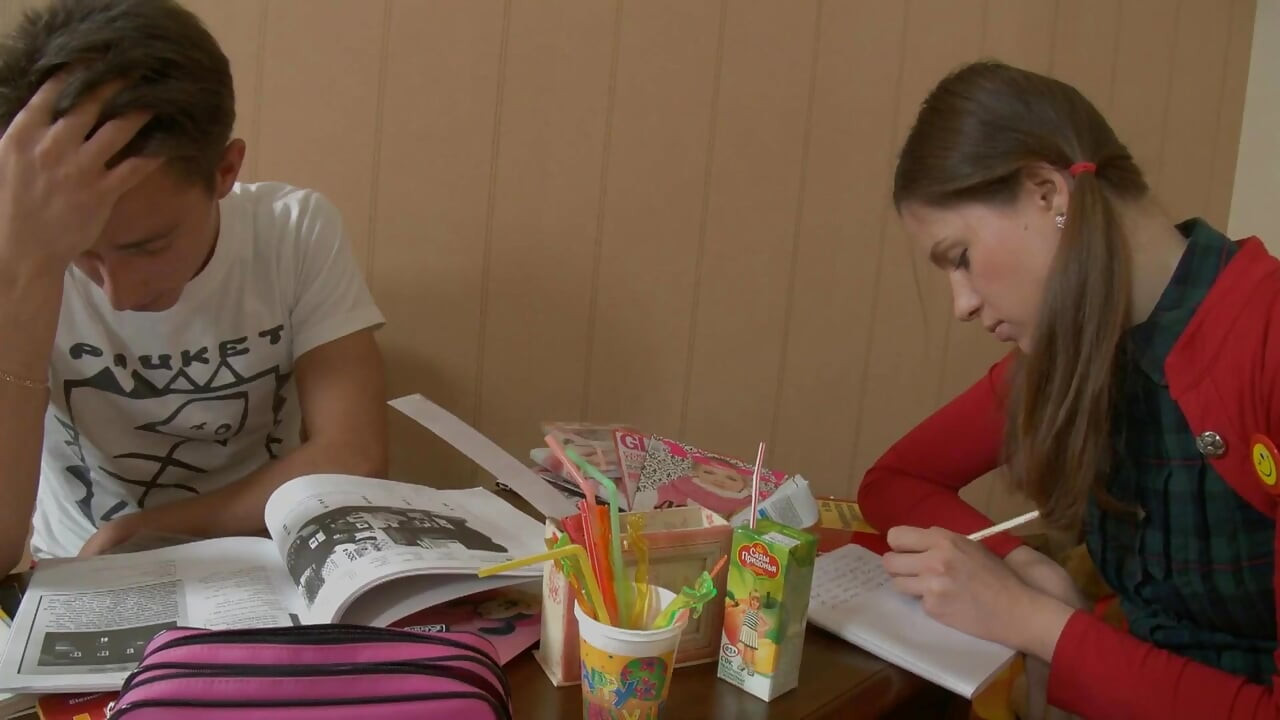 Mlada Maria Dorsh, kurva smeđe kose, obožava je primati u sebe