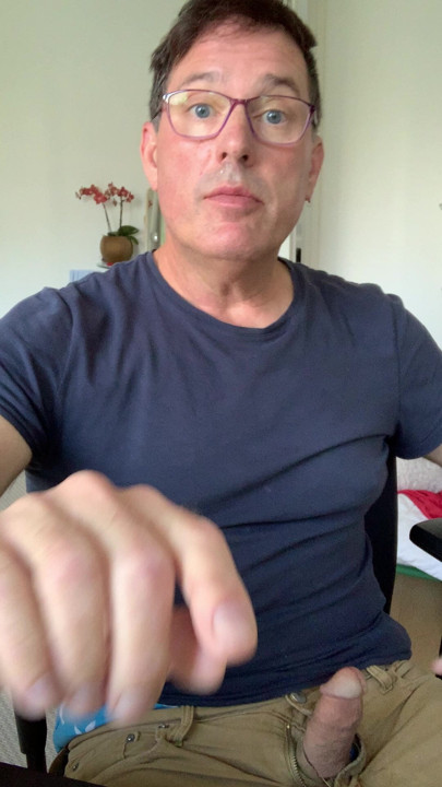 Şu boşalma öncesi haline bak. Bütün gün kenarda.