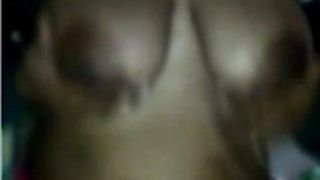 Indische hoer die haar borsten in cam toont