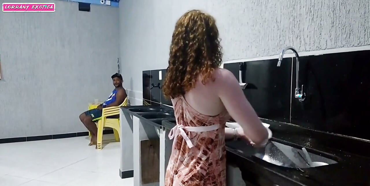 Acabei transando no chão da cozinha com o vizinho do meu apartamento