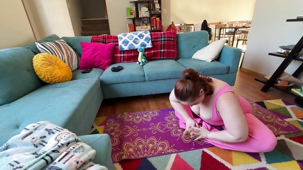 Bww MILF Kinky Katie Masturbates During Yoga - JOI