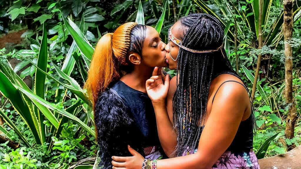 Trucco lesbico all'aperto di festival africano