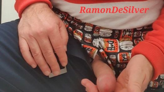 Il maestro Ramon si masturba in pantaloncini di raso caldi, leccami la mano!