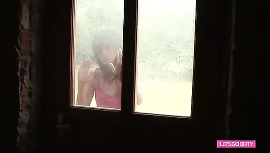 Gang bang terbalik untuk pria yang beruntung dari gadis-gadis gila