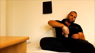 Männlicher Solo-12-Zoll-Schwanzdildo auf dem Bett