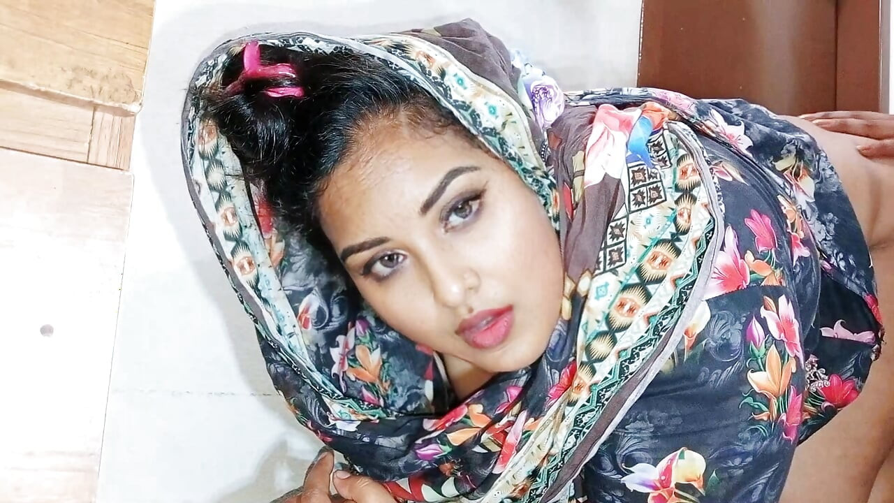 Aku membujuk seorang gadis Bangladesh untuk pergi ke rumahnya dan menidurinya.